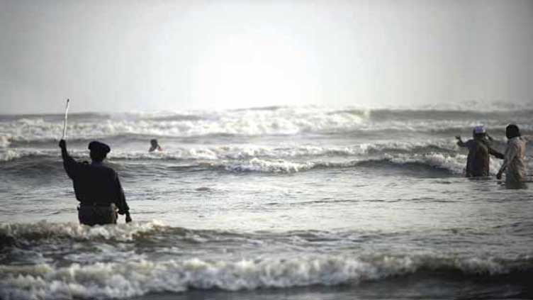 Police arrest 17 for visiting Karachi beaches amid cyclone Biparjoy threat