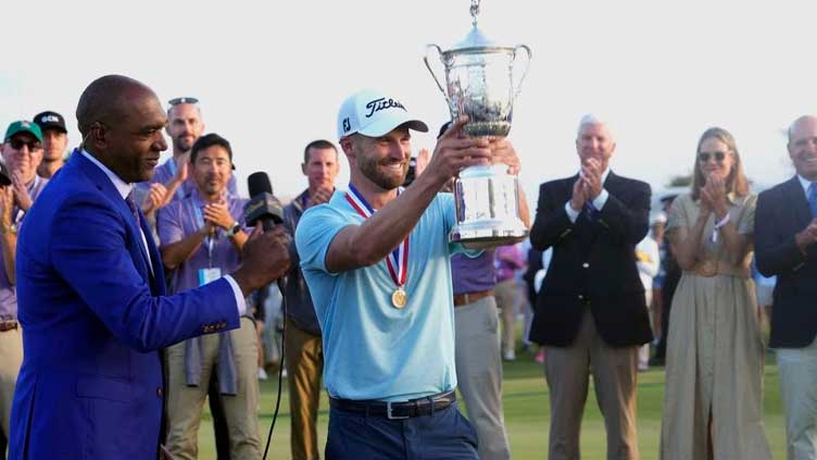 Clark holds off McIlroy to win US Open for first major title