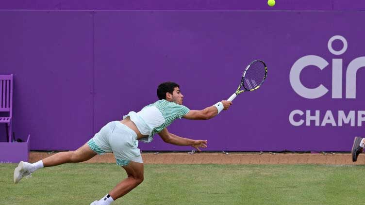 Alcaraz survives Queen's scare, Murray's winning streak ends