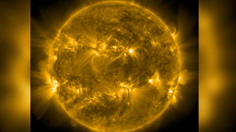 Strong solar flare erupts from sun