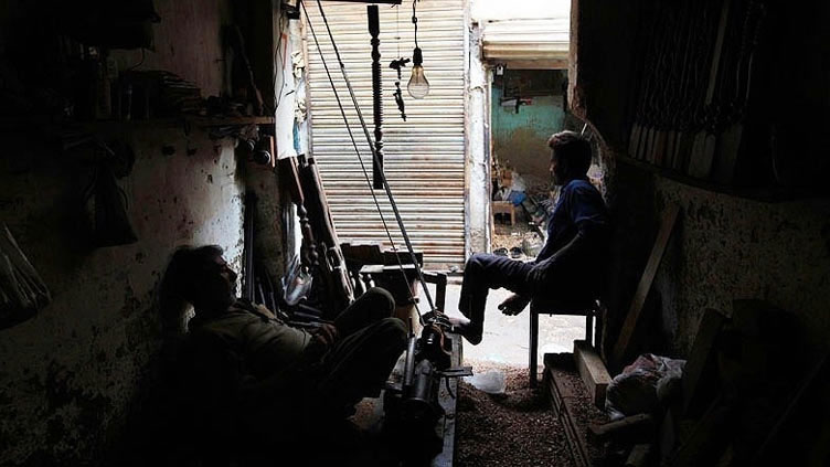 People endure sultry weather, hours-long loadshedding