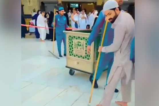 رضوان کی مسجد الحرام میں صفائی کرنے کی ویڈیو وائرل