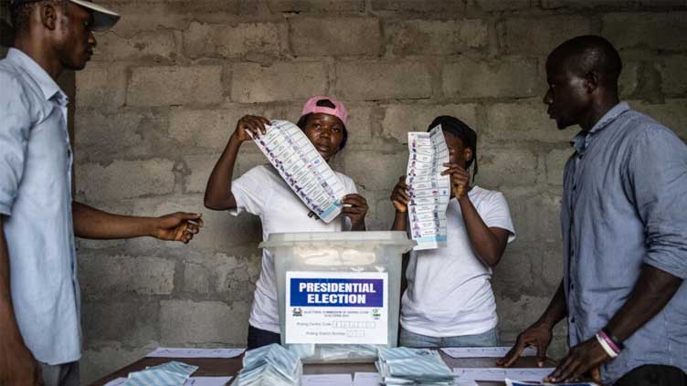 Sierra Leone: Police disperse opponents with tear gas pending election results