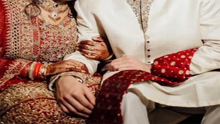 Newly-wed couple lead protest against inflation