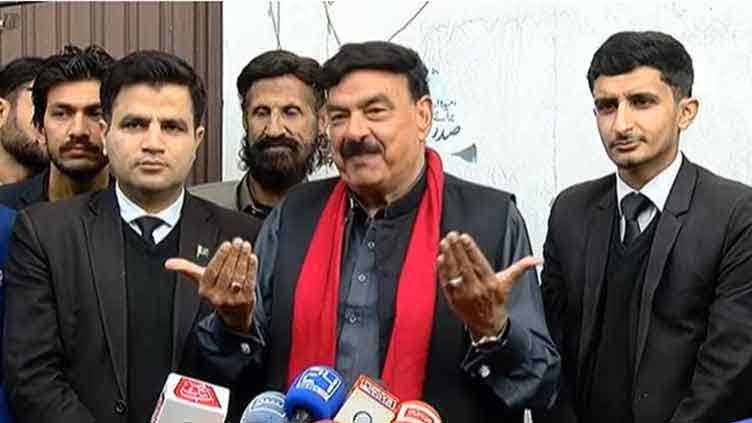 Sheikh Rashid evades indictment in Zardari remarks case