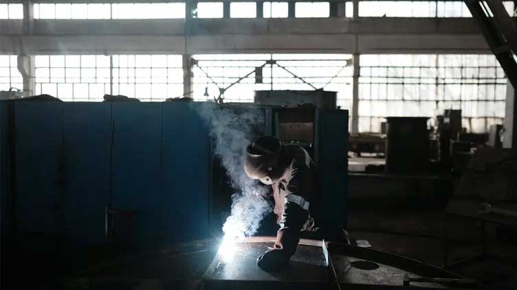  Ukraine plant builds 6-person bunkers for war's front lines