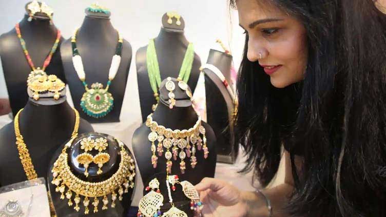 Gold prices dip by Rs1,600 to Rs200,000 per tola