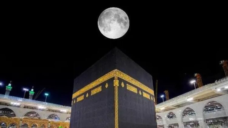 Moon seen right above Kaaba
