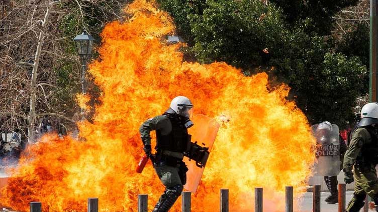  Thousands protest in Athens after Greece's deadly train crash