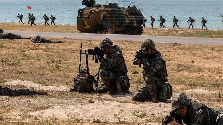 US soldiers receive Muay Thai lessons from Thai champion