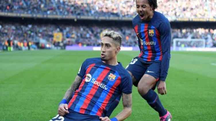 Raphinha header helps 10-man Barca to nervy Valencia win