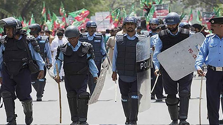 Imran issues call to action amid pitched battle between police, PTI workers at Zaman Park