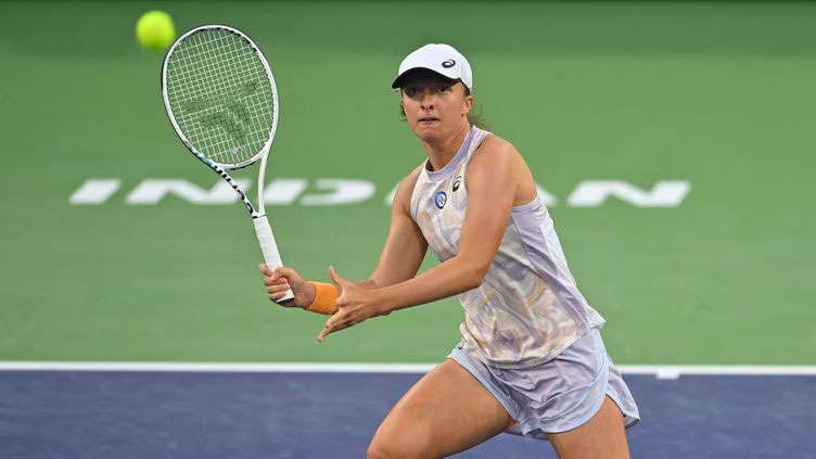 Swiatek powers past Raducanu and into Indian Wells quarter-finals