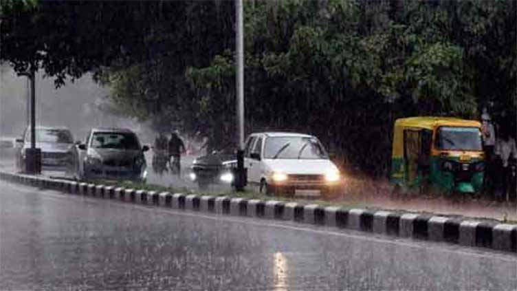 Drizzle in Lahore makes weather pleasant 