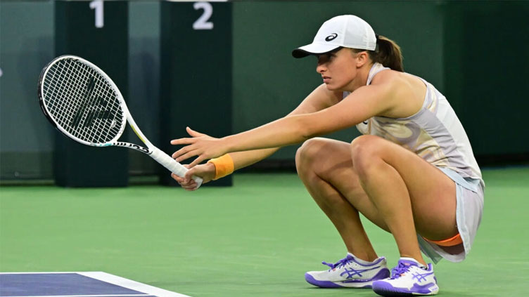 Rib injury threatens beaten Swiatek's Miami Open defence