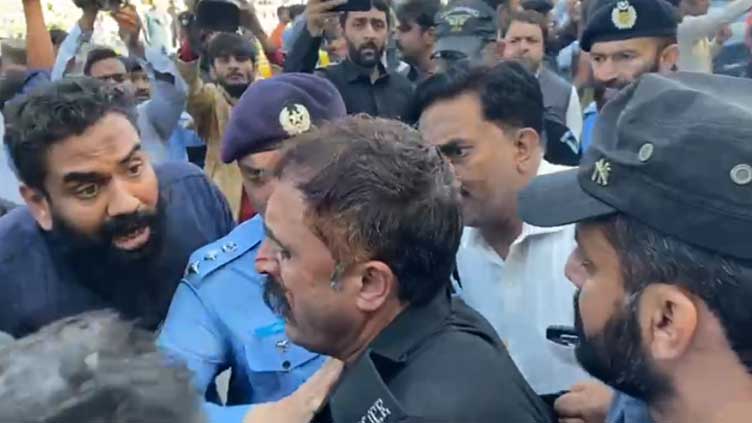 10 policemen including SSP injured in clashes with PTI workers