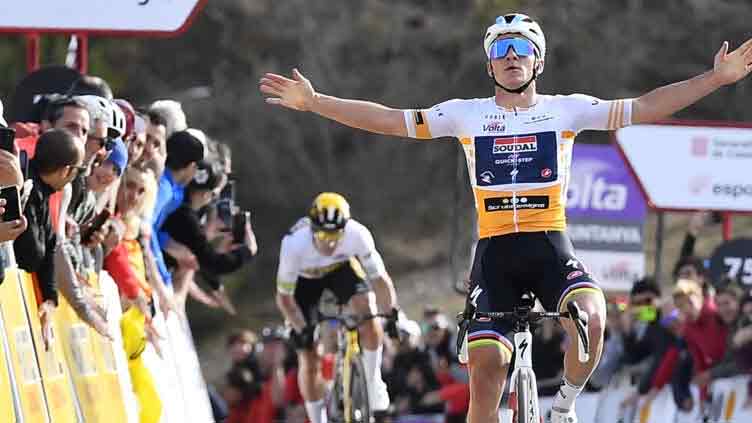 Evenepoel shows his 'good legs' and clean heels to Roglic