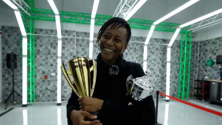 Female driver overtakes competition at Dakar race