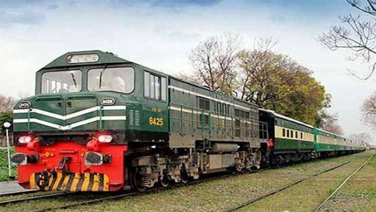 Hazara Express narrowly escapes tragic accident 