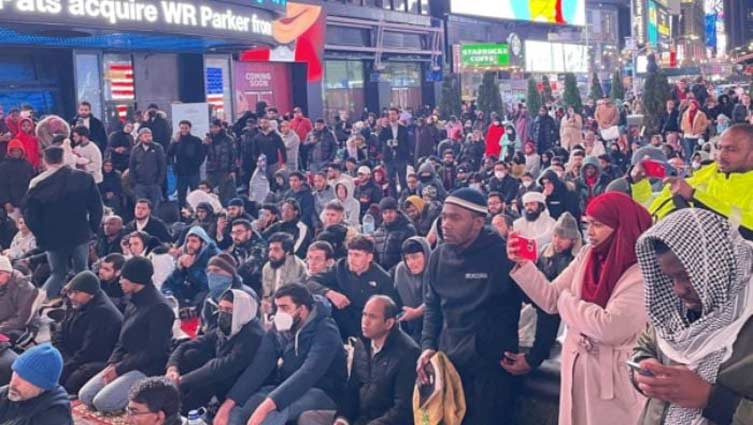 Muslims gather in NY Times Square for Taraweeh prayers 