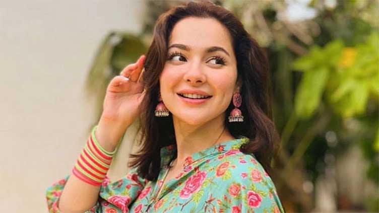 Hania Aamir wins hearts with fresh-faced morning selfie