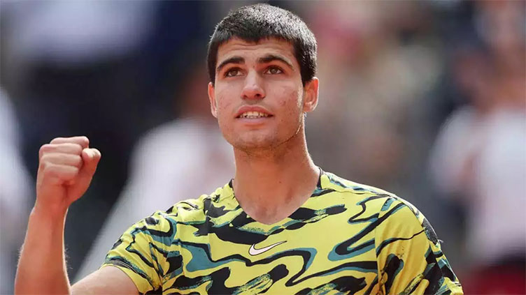 Alcaraz downs Khachanov to reach Madrid semis, flawless Swiatek also through