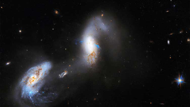 Hubble captures extraordinarily bright interacting galaxies