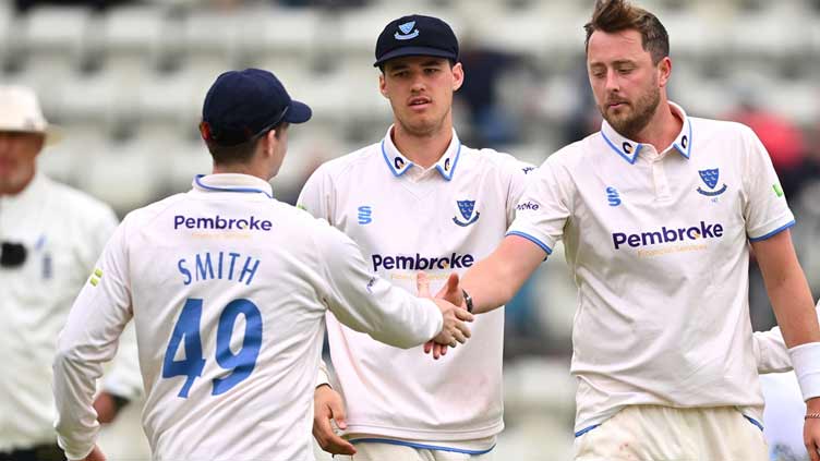 Robinson steals the stage for Sussex with seven wickets