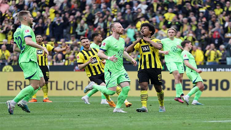 Dortmund crush Wolfsburg 6-0 to stay a point behind Bayern