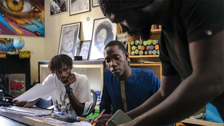 Young Senegalese revel in graffiti school