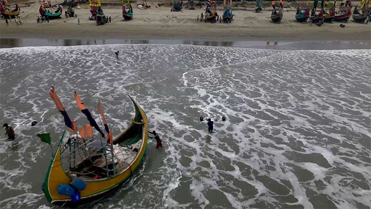 Powerful cyclone barrels towards Myanmar, Bangladesh; 400,000 evacuated