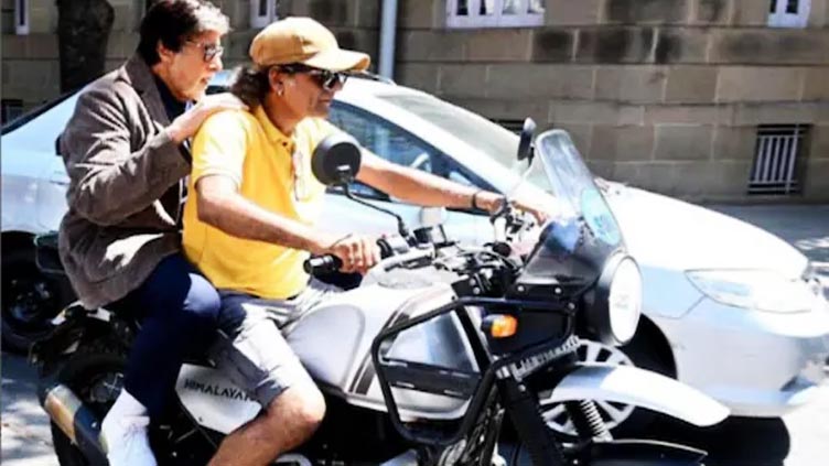 Amitabh Bachchan's hitchhiking photo goes viral