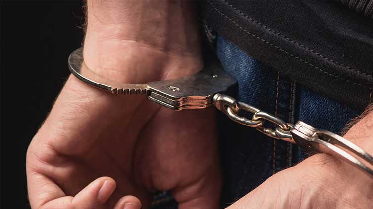 Police arrest six members of inter-provincial dacoit gang 