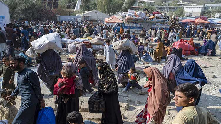 Thousands of Afghans leave as deadline for 'illegal immigrants' to leave Pakistan expires