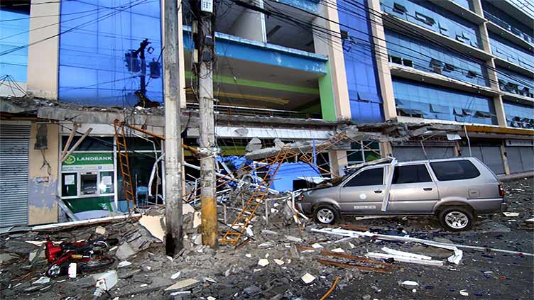 Magnitude 6.7 quake shakes south Philippines, kills one