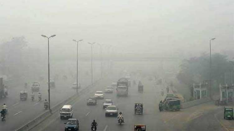 Smog in Lahore makes people gasp for breath 