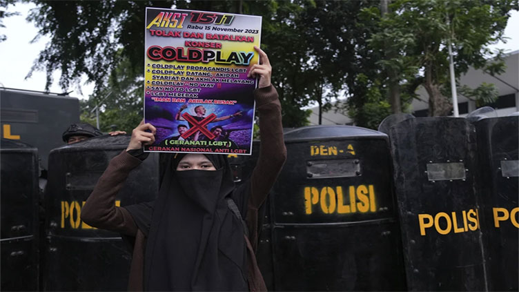 Coldplay concert in Malaysia can be stopped by organizers if the band misbehaves, government says