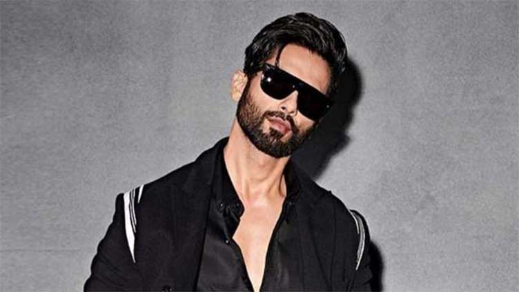 Shahid Kapoor falls while dancing on stage