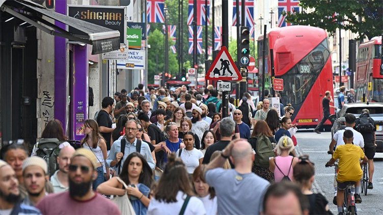 Annual net migration to UK hits 672,000 in year to June 2023