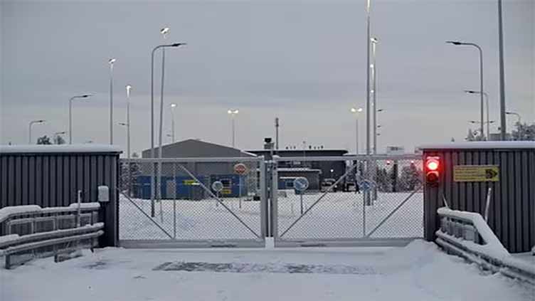 Finland closes Russian border for 2 weeks to stop asylum seekers