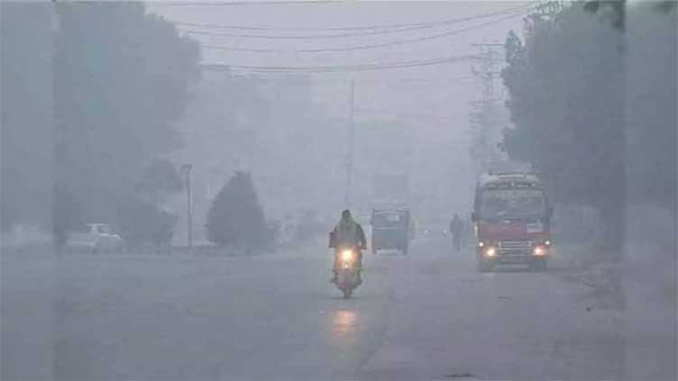 Lahorites continue reeling under smog