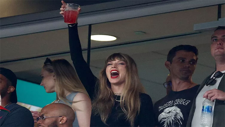 Taylor Swift cheers alongside Travis Kelce's mom at Chiefs game