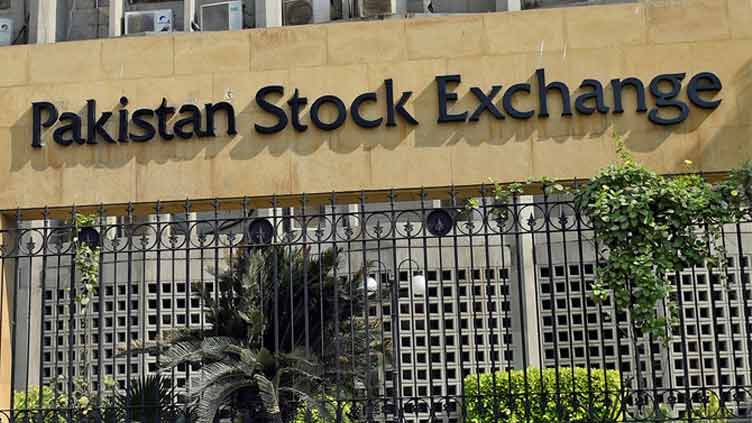 Bulls rally as PSX gains over 450 points amid rupee appreciation, fuel price cut 