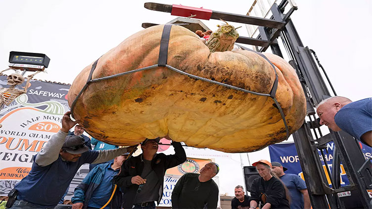 Man smashes world record with 2,749-pound pumpkin