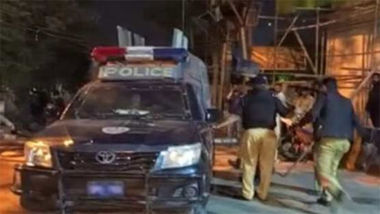 Cop martyred, driver injured as robbers trade fire with police