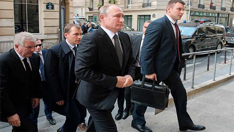 Putin filmed in China accompanied by officers with Russian nuclear briefcase