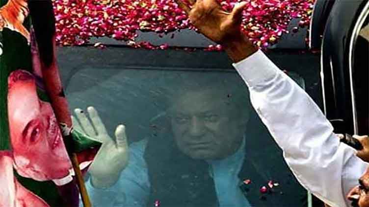 Nawaz Sharif arrives at Murree residence amid cheers by PML-N workers
