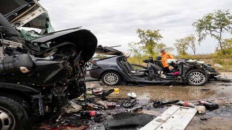 One dead, eight injured as car carrying migrants crashes in Hungary