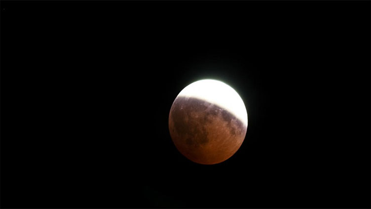 Lunar eclipse – people make the most of natural phenomenon