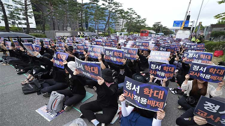 Thousands of South Korean teachers rallying for new laws to protect them from abusive parents